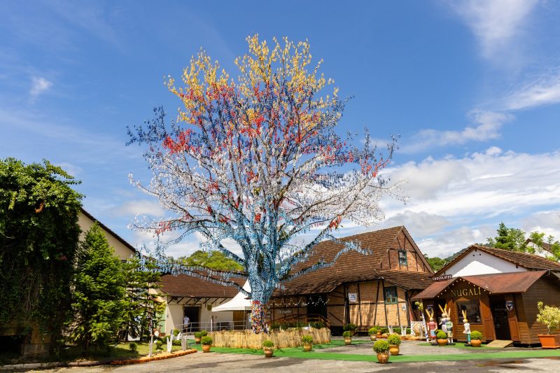 A imagem mostra a Osterbaum na maior festa de Páscoa do Brasil, em Pomerode 