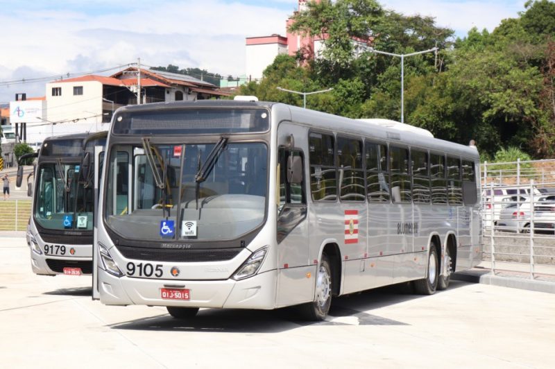 Briga em ônibus deixa pessoa ferida