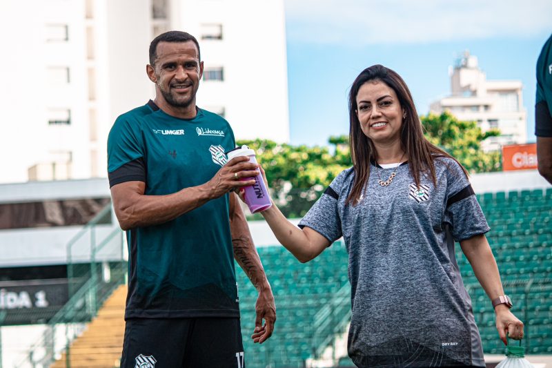 Débora ao lado de Serginho, ex-jogador do clube
