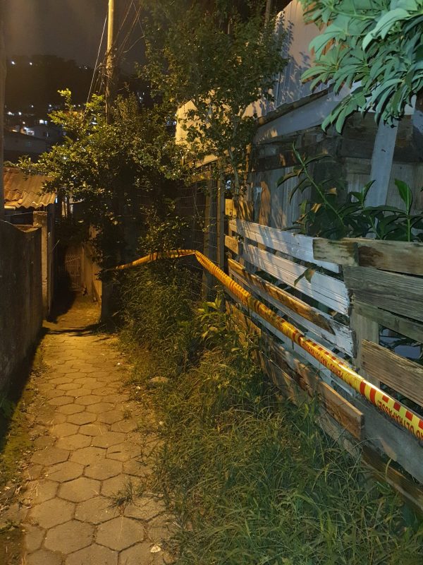 Casa demorona no bairro Agron&ocirc;mica, em Florian&oacute;polis, nesta ter&ccedil;a-feir (14) – Foto: CBMSC/Divulga&ccedil;&atilde;o/ND