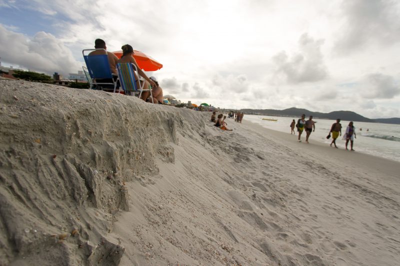 Degrau preocupa banhistas, mas vai desaparecer – Foto: Leo Munhoz/ND