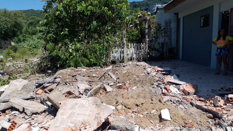 Prefeitura de São José derruba construções no loteamento Morar Bem