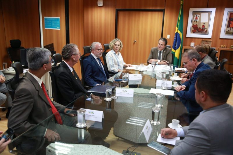 Foto da reuni&atilde;o entre as autoridades – Foto: Lu&iacute;s Fortes/MEC/Divulga&ccedil;&atilde;o/ND