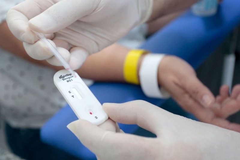 imagem ilustrativa equipe médica aplicando teste de dengue; Balneário Piçarras abriu processo seletivo para equipe médica atuar em caráter emergencial