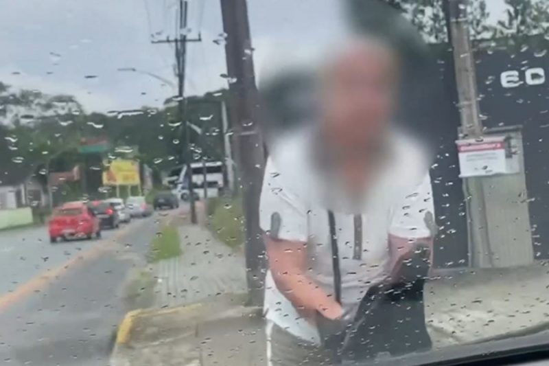 Idosa bateu com guarda-chuva em carro parado na cal&ccedil;ada – Foto: Lucas Pimel/Arquivo pessoal