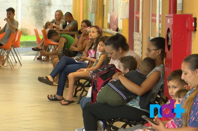 Fila do lado de fora do Hospital Infantil de Joinville nesta sexta-feira (10) – Foto: Thiago Bonin/NDTV