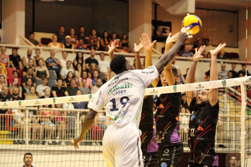 Joinville V&ocirc;lei venceu diante da torcida e garantiu a classifica&ccedil;&atilde;o para a semifinal – Foto: Daniella Kamarowski/Divulga&ccedil;&atilde;o/ND