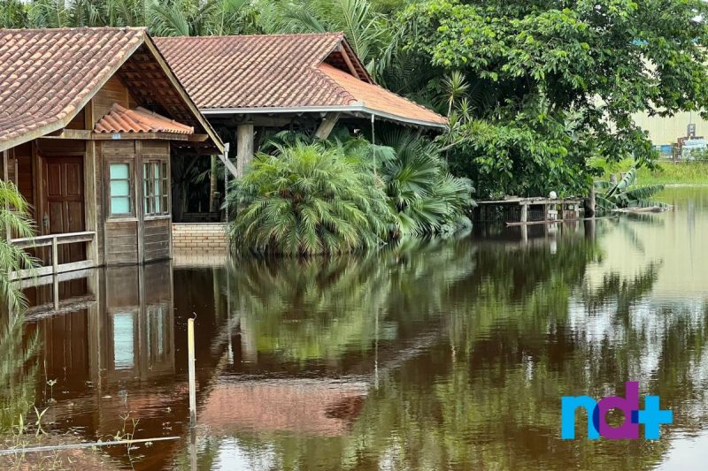 Moradores precisaram deixar suas resid&ecirc;ncias por conta do alagamento – Foto: Matheus Furlan/NDTV
