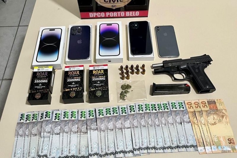 Smartphones, weapons, ammunition and money were found in Porto Belo – Photo: PCSC/Disclosure