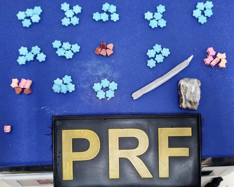 A droga estava escondida dentro do carro, segundo os policiais – Foto: PRF/Divulga&ccedil;&atilde;o/ND