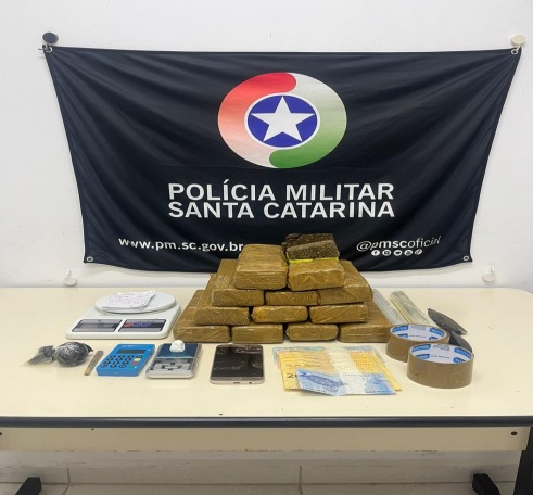 Man arrested with various types of drugs in Blumenau – Photo: Military police / reproduction ND