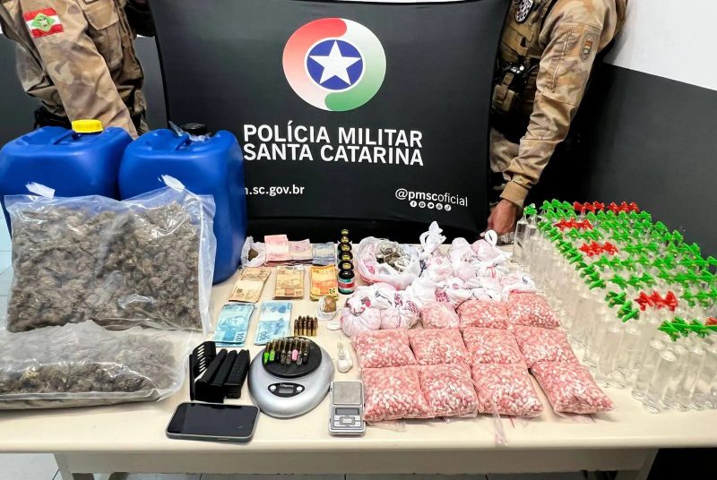 Maconha, skunk, lol&oacute; e ecstasy foram alguns dos itens apreendidos pela PM – Foto: PMSC/Divulga&ccedil;&atilde;o/ND