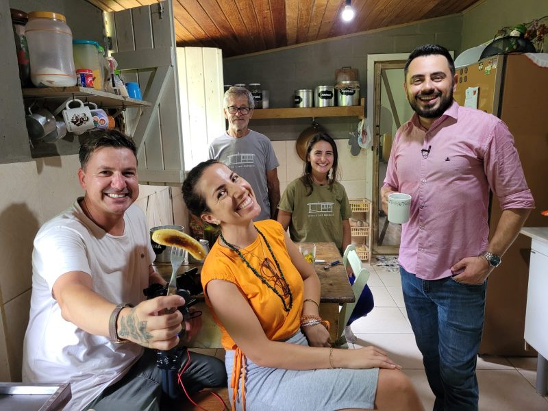 Dia de grava&ccedil;&otilde;es com a equipe do especial Floripa 350, uma pausa para o caf&eacute; da manh&atilde; com banana frita e farinha de mandioca – Foto: J&eacute;ssica Schmidt/Especial para o ND