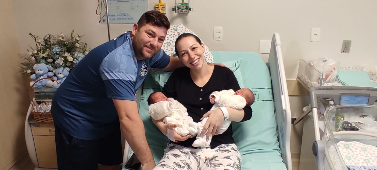 Descobri um mês depois do parto que minhas gêmeas têm síndrome de Down' -  BBC News Brasil