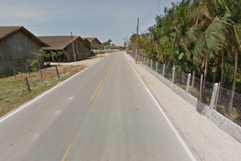 Imagem mostra estrada do bairro de Nova Descoberta. Lado direito mostrava bananeiras e do lado esquerdo casas