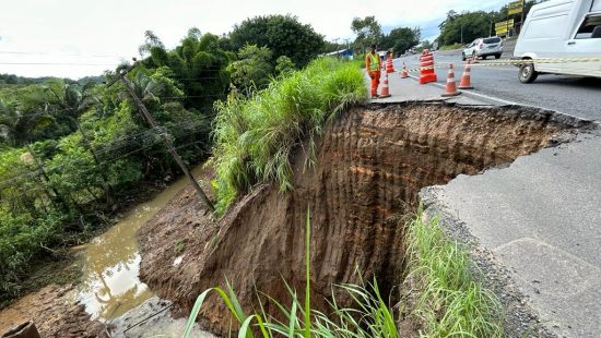 Chuva intensa provoca abertura de cratera na BR-280 na Serra do Corupá