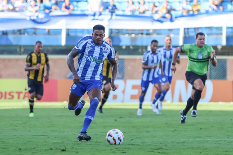 Fabrício Baiano foi titular e teve boa movimentação no meio-campo