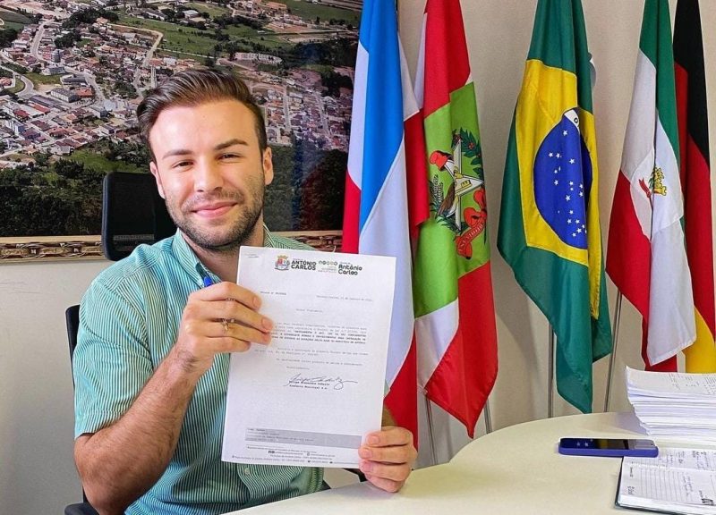 Vice-prefeito sofreu ataque homof&oacute;bico na internet – Foto: Reprodu&ccedil;&atilde;o/@filipeschmitzz/ND