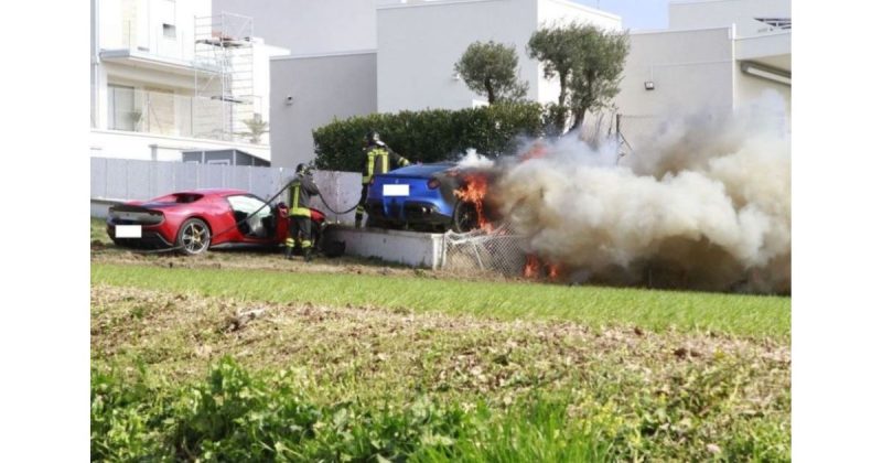 Foto de Polícia Corrida De Carro Pela Rua Em Roma Itália e mais