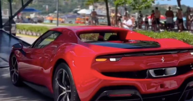 Chegada da Ferrari 296 GTB chamou a aten&ccedil;&atilde;o em Itapema – Foto: Titanium Motors/Itapema Mil Grau/Reprodu&ccedil;&atilde;o/ND