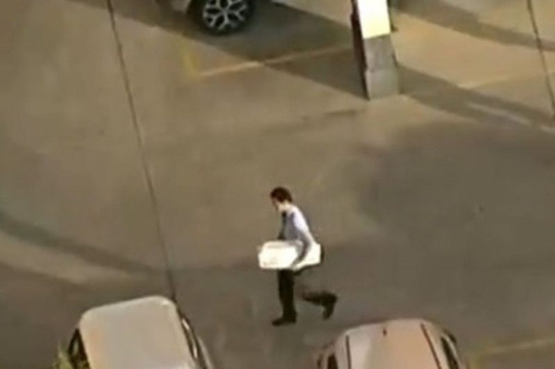 Policiais do IML (Instituto M&eacute;dico Legal) estavam no apartamento da m&eacute;dica e apuravam supostos crimes praticados por ela. Um deles saiu com o feto dentro de um pequeno caix&atilde;o – Foto: REPRODU&Ccedil;&Atilde;O/RECORD TV