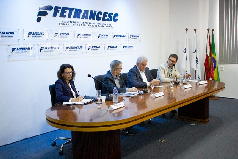 Fernanda Rezende (CNT), Dagnor Schneider (Fetrancesc), Ari Rabaiolli (empres&aacute;rio) e Alysson Anddrade (Dnit) – Foto: Divulga&ccedil;&atilde;o/ND