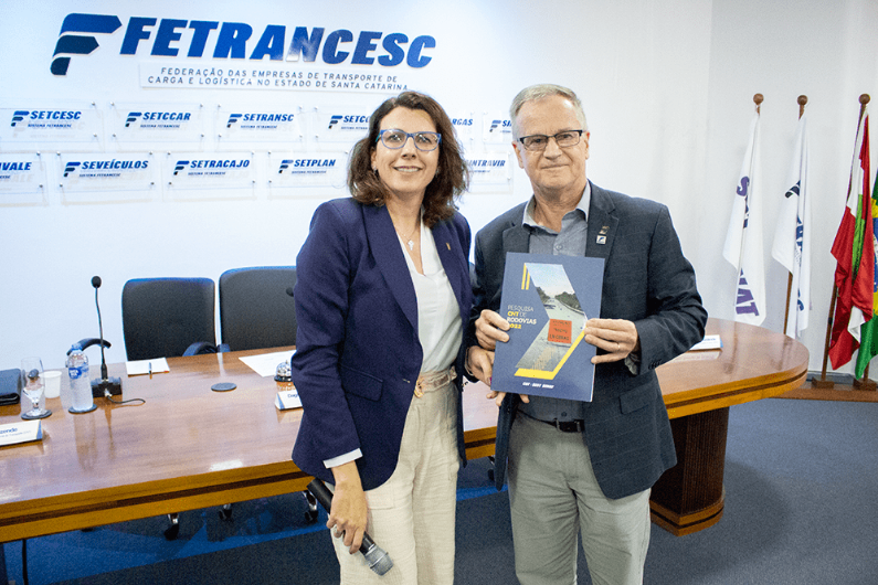 Diretora da CNT, Fernanda Rezende, e presidente da Fetrancesc, Dagnor Schneider – Foto: Fetrancesc