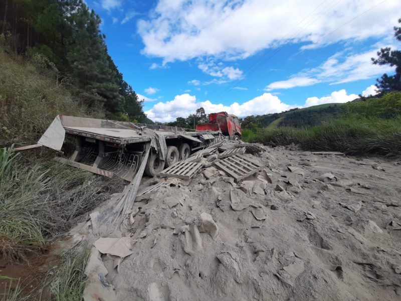 Caminh&atilde;o tomba e deixa tr&acirc;nsito bloqueado por cerca de tr&ecirc;s horas em Ituporanga, neste domingo (12) – Foto: Corpo de Bombeiros/Divulga&ccedil;&atilde;o/ND