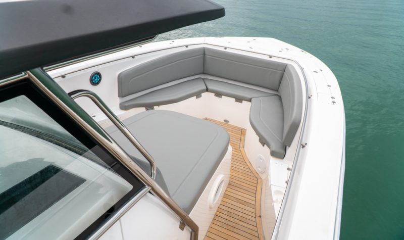 The Fishing 390 tanning bed has a center console that facilitates lateral movement.  And also to highlight the large sofas that surround the vessel in front and behind - Photo: Fishing Raptor / Disclosure / ND