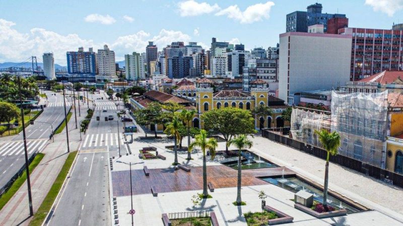 Largo da Alfândega é um dos locais no Centro de Florianópolis onde é posssível andar de skate