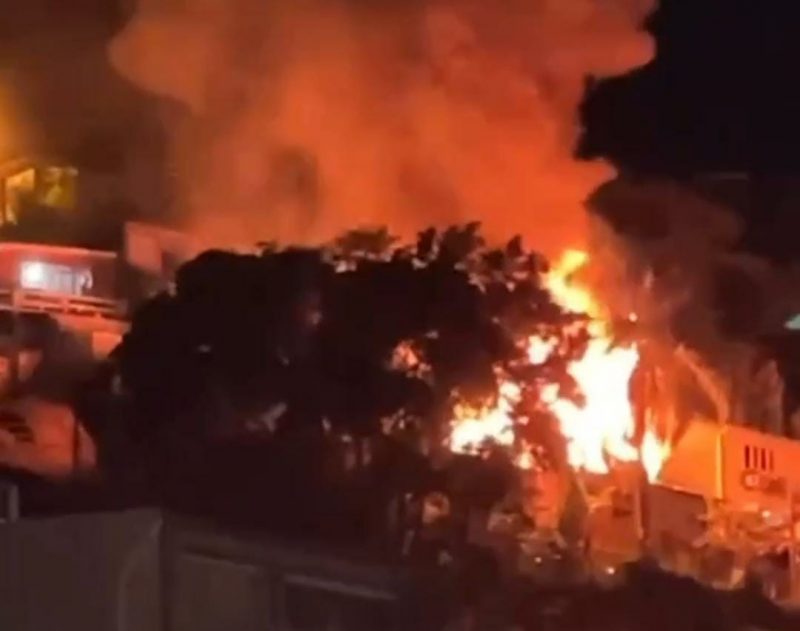 The fire hit two houses in Morro da Mariquinha – Photo: @RicardoPastrana/Twitter/Reproduction/ND
