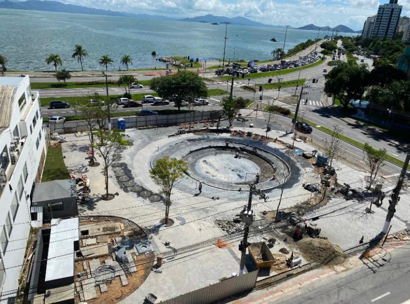 Em registro feito na sexta-feira (16), colaboradores da Habitasul trabalham para entregar a nova pra&ccedil;a – Foto: Marco Cezar/Divulga&ccedil;&atilde;o/ND