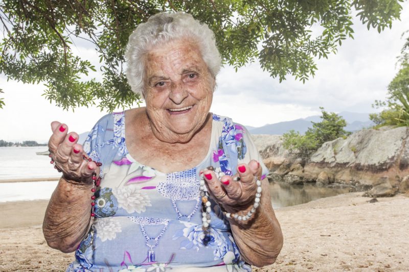 No sul de Florianópolis, Dona Ondina mantem a tradição viva desde os nove anos da idade