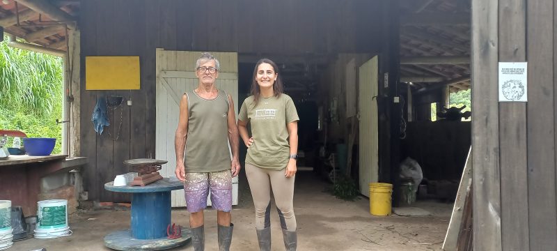 Karlota e seu pai Devalde Francelino de Souza, de 71 anos, em frente ao rancho da propriedade. &mdash; Foto: Luiz Fernando Dresch/ND