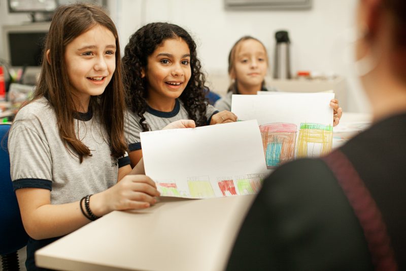 A estrutura da minicidade começou a ser pensada no papel, com o desenho dos alunos