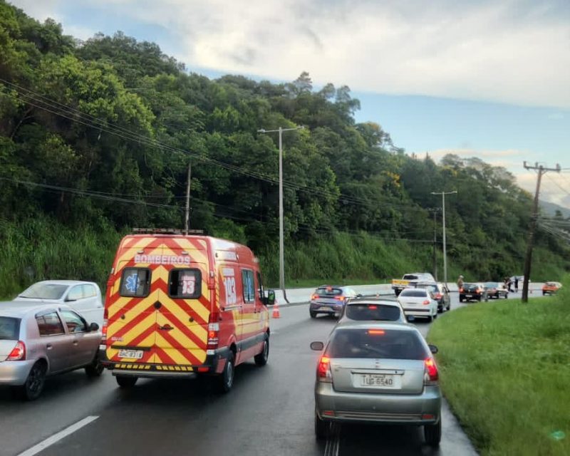 Um acidente envolvendo um ve&iacute;culo e uma motocicleta trouxe bastante lentid&atilde;o para se deslocar pela SC-401, em dire&ccedil;&atilde;o ao Centro de Florian&oacute;polis. – Foto: @Ricard0Pastrana/GMF/Divulga&ccedil;&atilde;o/ND