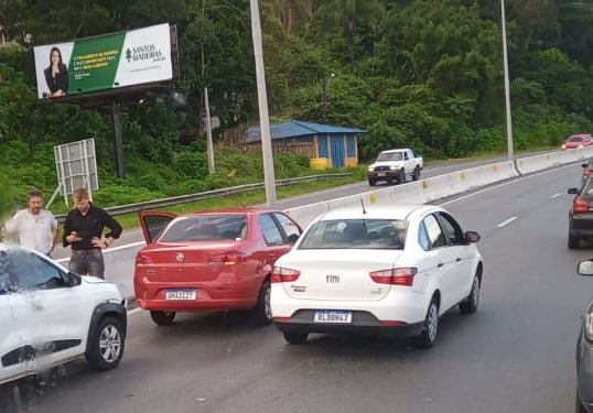 Acidente na rodovia SC-401, em dire&ccedil;&atilde;o ao Centro de Florian&oacute;polis, trouxe muita lentid&atilde;o e filas nesta manh&atilde; de quarta-feira. – Foto: GMF/Divulga&ccedil;&atilde;o/ND