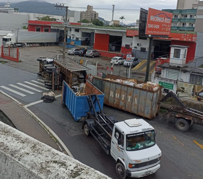 Caminh&atilde;o tomba e interdita marginal em Bigua&ccedil;u – Foto: Ricardo Pastrana/Twitter/Reprodu&ccedil;&atilde;o/ND