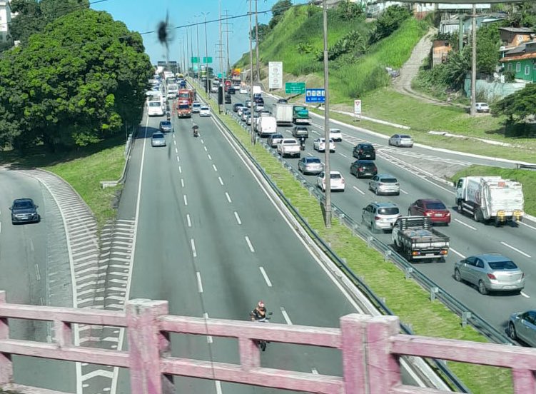 Engavetamento envolvendo tr&ecirc;s ve&iacute;culos na Via Expressa, sentido Centro de Florian&oacute;polis. – Foto: GMF/Divulga&ccedil;&atilde;o/ND
