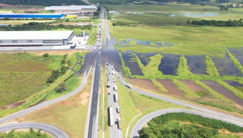 Alagamentos foram registrados nos dois sentidos da rodovia e nas al&ccedil;as de acesso ao viaduto – Foto: DNIT/Reprodu&ccedil;&atilde;o/ND