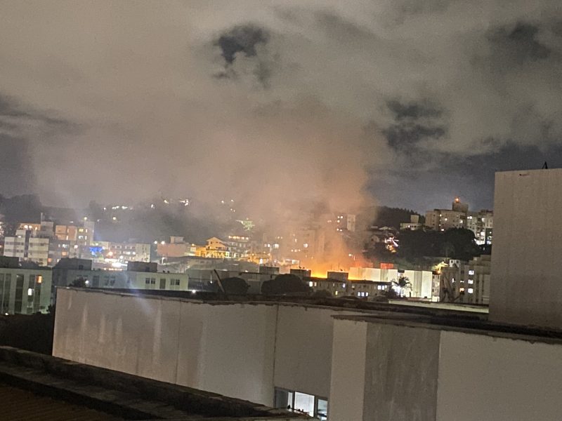 Bombeiros atendem incêndio no condomínio Praia Comprida