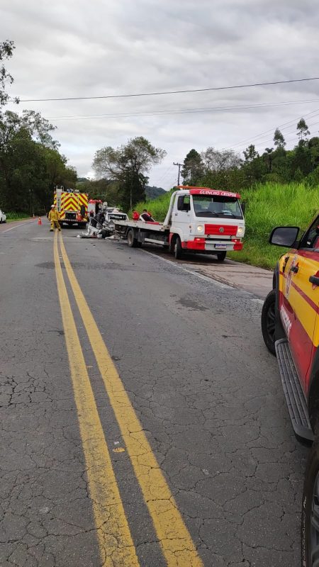 The crash ended with three deaths on a BR-470 in Indaiala this Saturday (25) – Photo: Indaial Volunteer Firefighters/Reproduction/ND