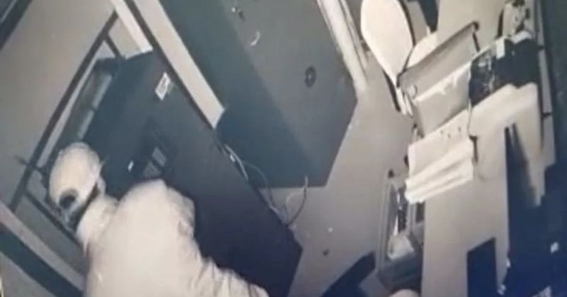 Homem invadiu ag&ecirc;ncia banc&aacute;ria por buraco feito com marreta – Foto: Pol&iacute;cia Militar/Reprodu&ccedil;&atilde;o/ND