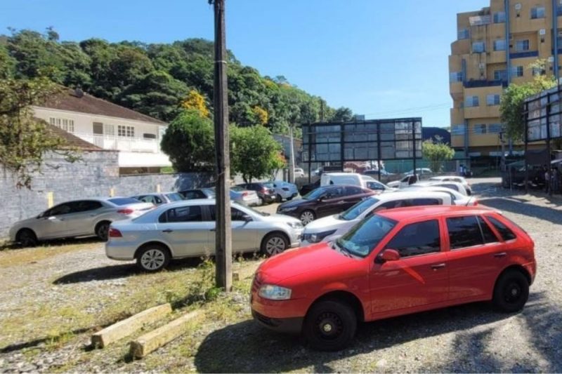 Respons&aacute;vel pelo estacionamento sentiu falta dos carros pela manh&atilde; – Foto: PM/Divulga&ccedil;&atilde;o