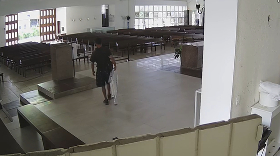 Homem foi flagrado por c&acirc;meras furtando escada em Santu&aacute;rio – Foto: C&acirc;mera de monitoramento/Divulga&ccedil;&atilde;o/ND