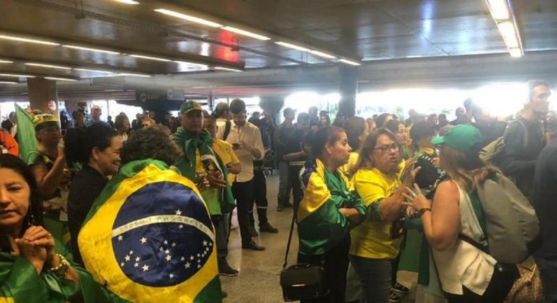 Apoiadores se concentraram no aeroporto internacional de Bras&iacute;lia desde as 6h desta quinta (30) – Foto: Gabriela Coelho/ R7
