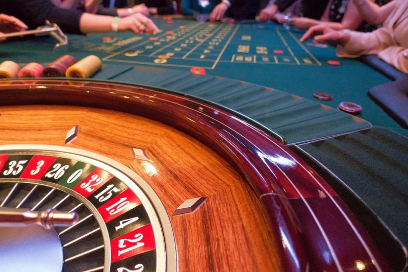 Jogo de casino online com roleta e pôquer