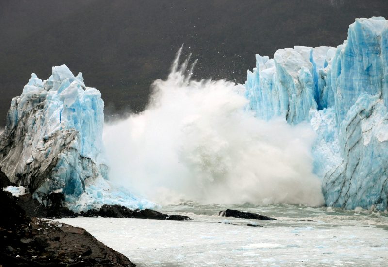 Um grande peda&ccedil;o de gelo se desprende do pared&atilde;o de Perito Moreno no parque nacional Los Glaciares, no sudoeste da prov&iacute;ncia de Santa Cruz, na Argentina, em mar&ccedil;o de 2016 – Foto: Walter Diaz/AFP