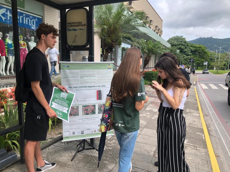 Equipe da UFSC divulga campanha no campus de Florian&oacute;polis – Foto: Divulga&ccedil;&atilde;o/ND