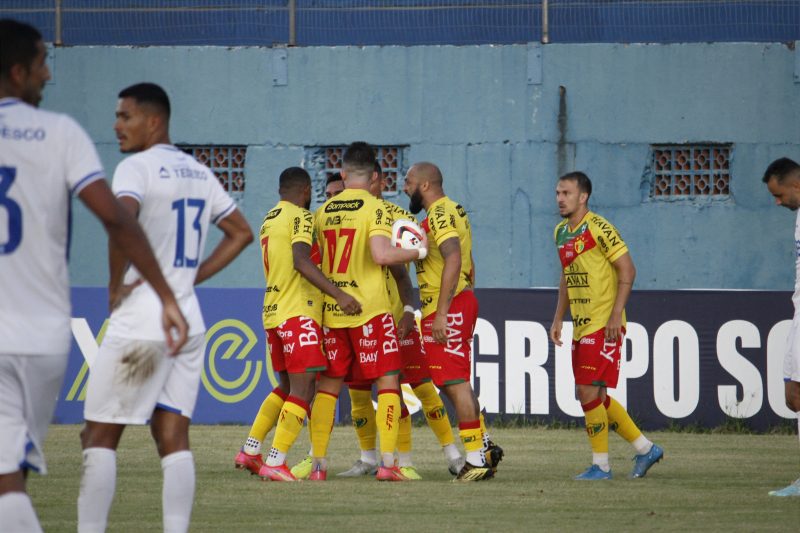 Jogadores do Brusque comemoram virada sobre o Barra 